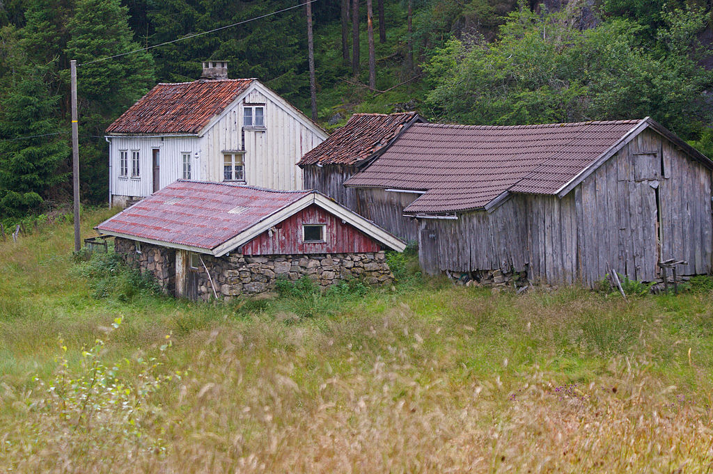 A small abandoned Norwegian farm. Image credit: Randi Hausken / Wikimedia Commons