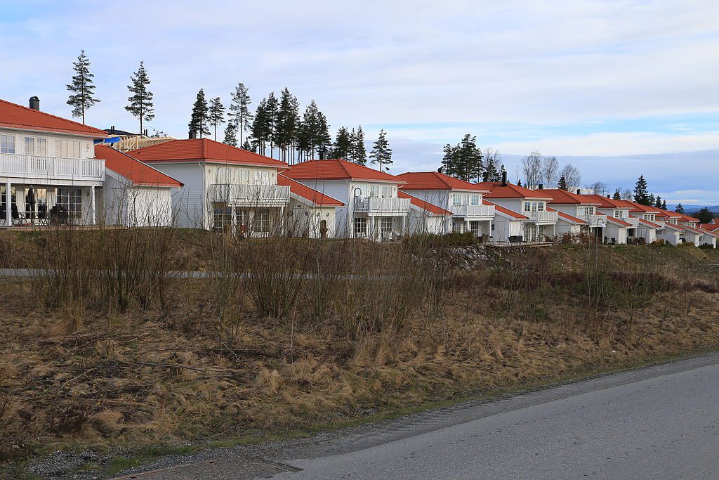 Rekkehus_ved_storflyplasssuburben_Neskollen_ved_Hvam_i_Akershus_-_Norwegian_row_houses