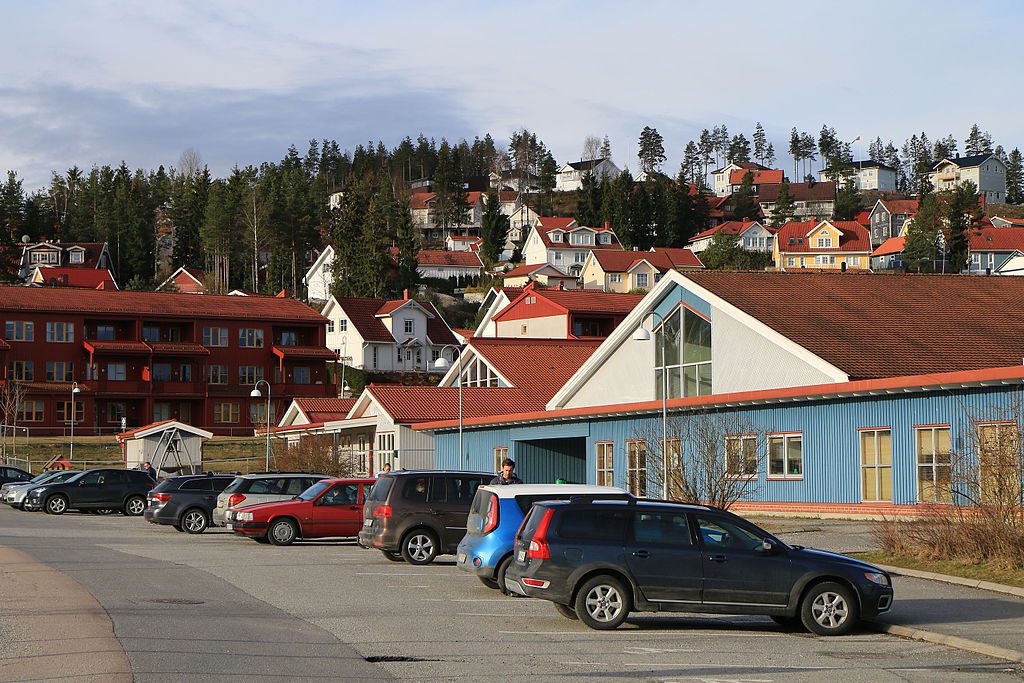 Neskollen is a typical hilltop suburb around the new airport Gardermoen, consisting of a central shopping mall with some apartments around, and then the McMansions become bigger and bigger towards the top, with the very biggest ones on the top itself