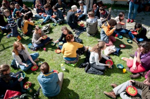 Ruokasuvereeniuden teoria ja käytäntö -- yhteinen ateria paikallisesti tuotetusta ruoasta Nyéléni Austria Forumissa vuonna 2014. (kuva: Christopher Glanzl)