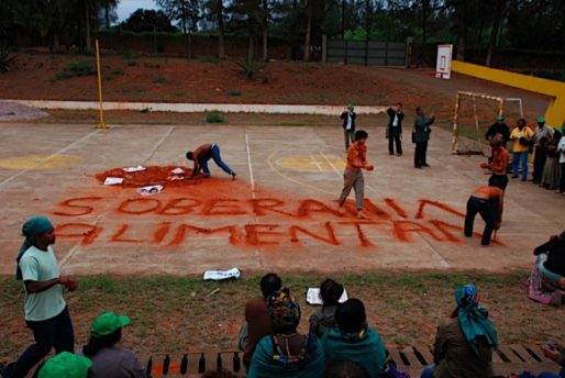 "Ruokasuvereniteetti" (portugaliksi) kirjoitettu maahan maaväreillä viidennessä La Via Campesinan konferenssissa Mabutossa, Mosambikissa. (kuva: La Via Campesina)