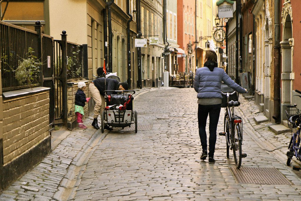 syklister-gamla-stan-stockholm